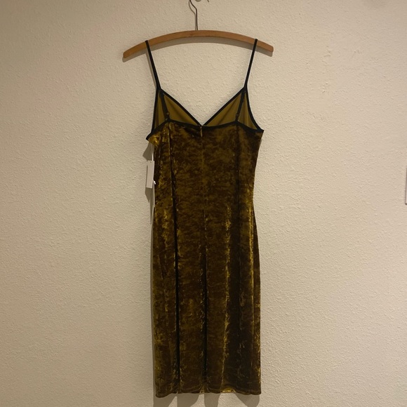 1. State Beautiful Green Velvet Dress - Picture 2 of 4